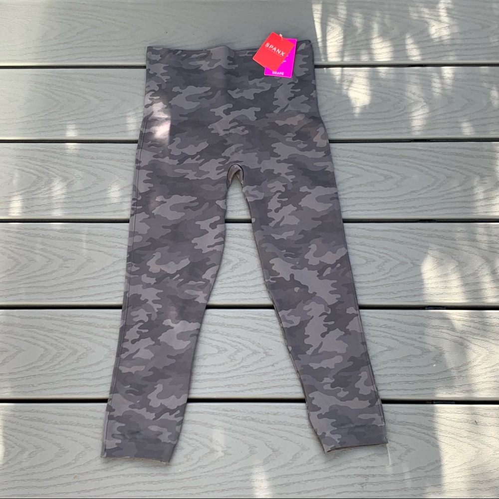 SPANX Leggings Shape Line Camo Print Cropped Length Seamless Women size Medium
